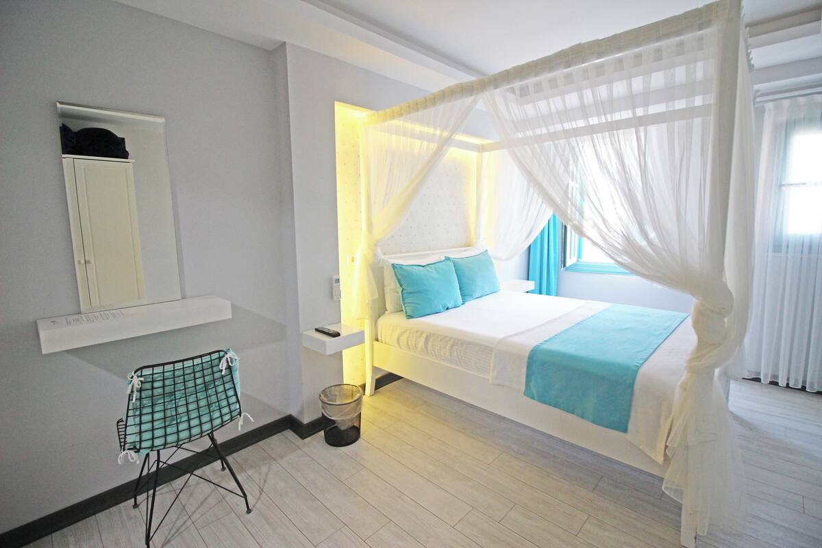 Comfort Room | Premium bedding, free WiFi, bed sheets