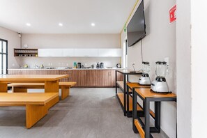 Réfrigérateur, micro-ondes, plaque de cuisson, cafetière/bouilloire