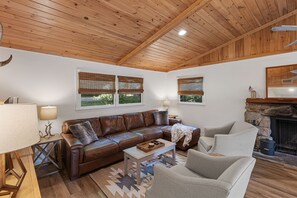 Una Smart TV, una chimenea, una mesa de tenis de mesa