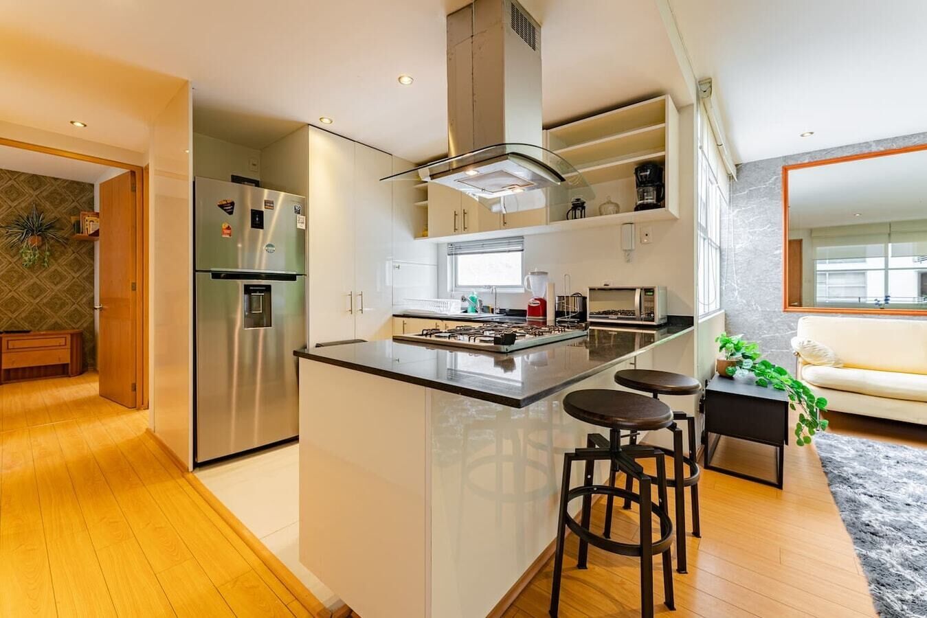 Køleskab, mikrobølgeovn, ovn, kogeplade