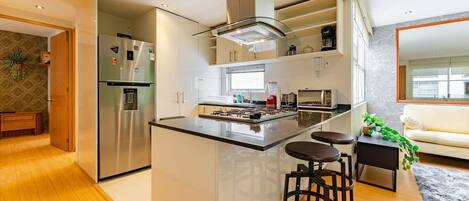 Køleskab, mikrobølgeovn, ovn, kogeplade