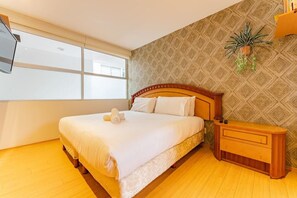 Tabla de planchar con plancha, wifi, ropa de cama