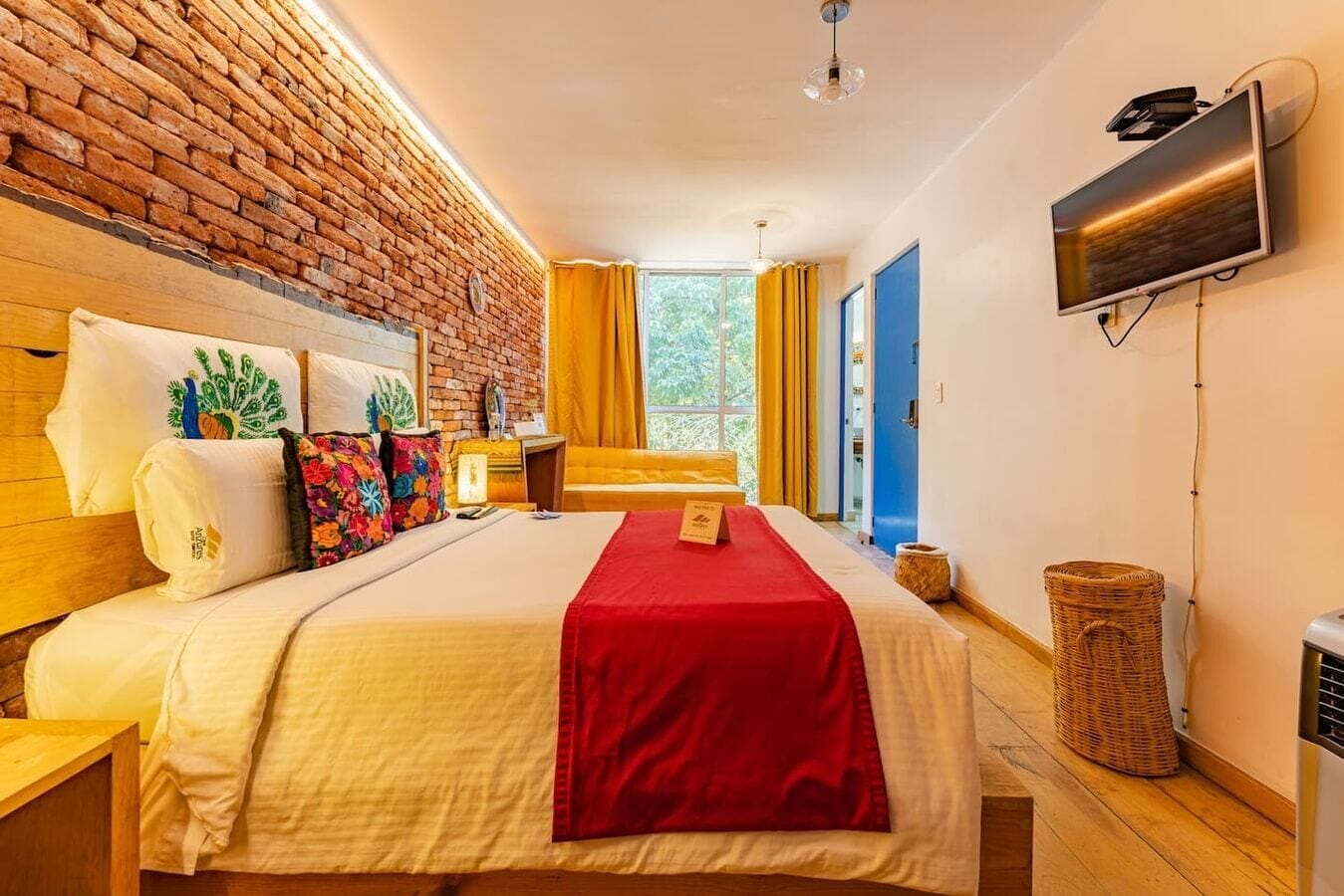 Tabla de planchar con plancha, wifi y ropa de cama 