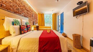 Tabla de planchar con plancha, wifi y ropa de cama