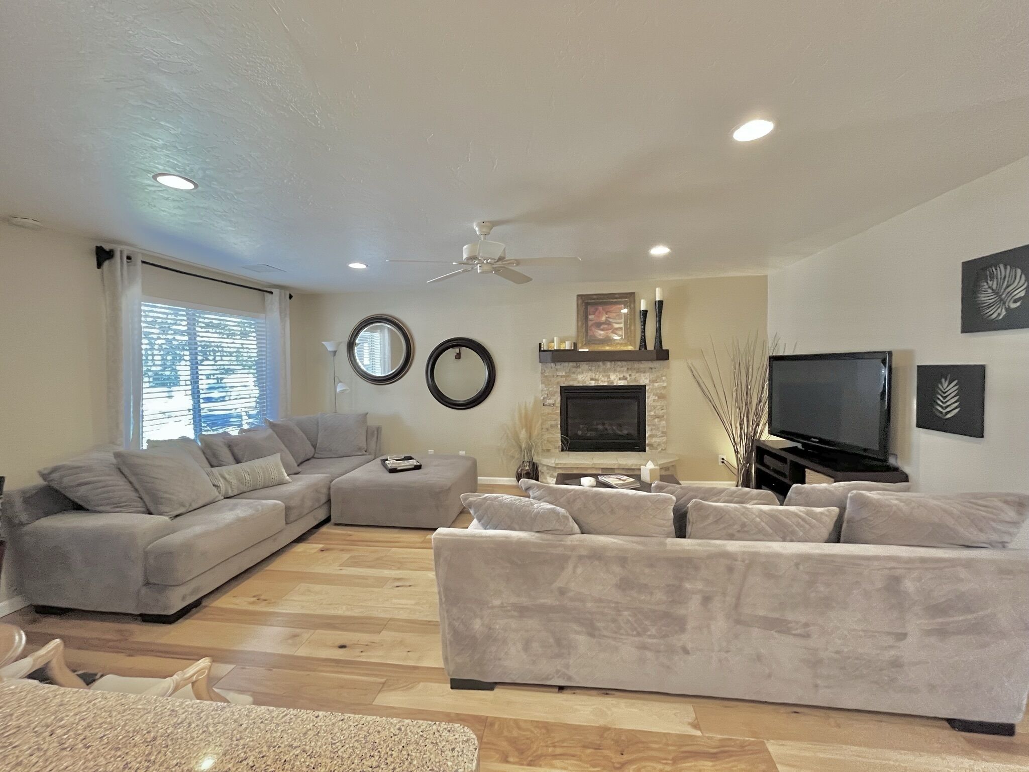 COZY HOME WITH LARGE SHADED BACKYARD. HOT TUB,CORN HOLE,FIREPIT,