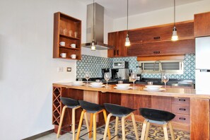 Suite estudio familiar | Cocina privada | Refrigerador con congelador, microondas y periquera 