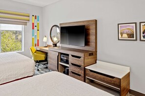 高档床上用品、办公桌、笔记本电脑工作区、遮光窗帘