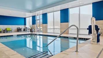 Una piscina cubierta