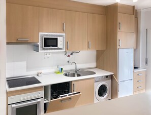 Réfrigérateur, four à micro-ondes, un four, surface de cuisson