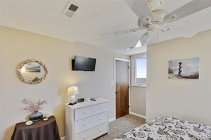 3 bedrooms, free WiFi - Oceanfront townhome with community pool in Kill Devil Hills! (Kill Devil Hills)