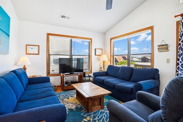 Living area - 4 bedroom, short walk to the beach in Kill Devil Hills! (Kill Devil Hills)