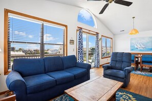 Living area - 4 bedroom, short walk to the beach in Kill Devil Hills! (Kill Devil Hills)