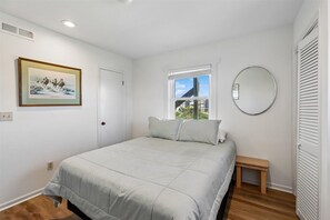 Room - Oceanfront in South Nags Head! 4 bedrooms, quiet location, beautiful views! (Nags Head)