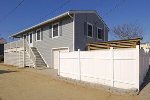 Exterior - South Nags Head cottage with hot tub! 3 minute walk to the beach. (Nags Head)