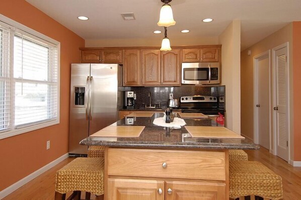 Fridge, microwave, oven, stovetop - South Nags Head cottage with hot tub! 3 minute walk to the beach. (Nags Head)