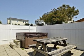 Property grounds - South Nags Head cottage with hot tub! 3 minute walk to the beach. (Nags Head)