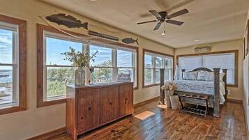 5 bedrooms, desk, iron/ironing board, free WiFi