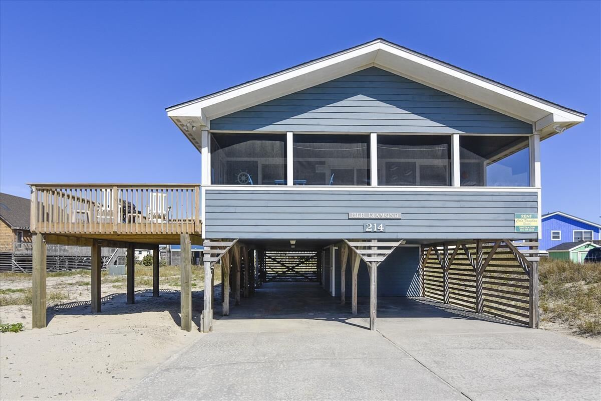 Semi-oceanfront in South Nags Head with views and well-maintained interior!