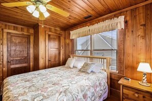 6 bedrooms, free WiFi - Beautiful and classic OBX oceanfront home in KDH! Steps from the Avalon Pier. (Kill Devil Hills)