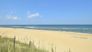 Ein Strand mit klarem Himmel und ruhiger See.