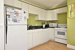 ثلاجة، ميكروويف، فرن، موقد طهي مسطح