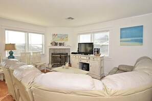 تلفزيون، مدفأة، مشغل دي في دي