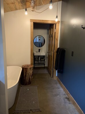 Badewanne, Handtücher, Seife, Shampoo