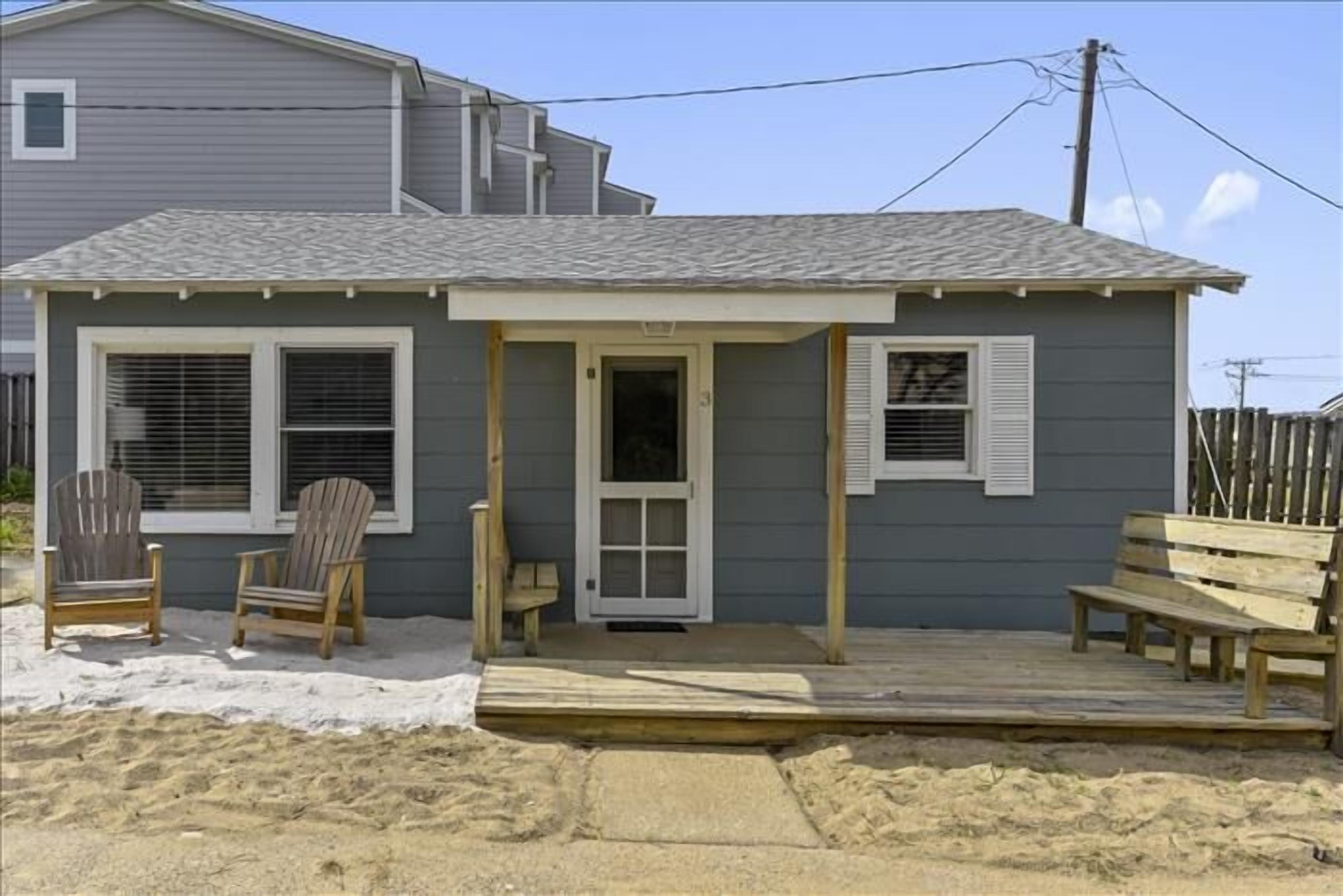 Perfect 2 bedroom bungalow steps from the beach! Semi-oceanfront in KDH.