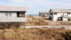 Il s’agit d’un bâtiment situé sur la côte, doté d’une conception simple et fonctionnelle, avec un toit plat et un petit espace porche.
