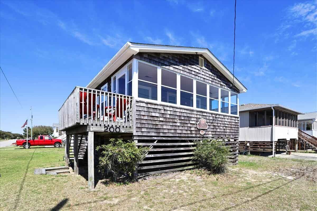 Cute and comfortable 3 bedroom cottage, 3 minute walk to the beach! 