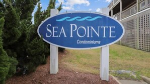 Schild für Sea Pointe Condominiums.