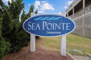 Un panneau indiquant l’emplacement des résidences Sea Pointe.