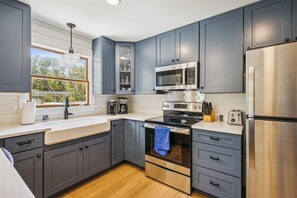 Refrigerador, microondas, horno y parrilla de estufa 