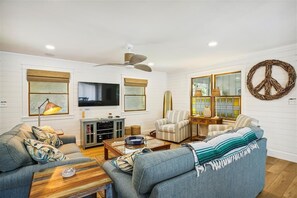 TV - Private pool and steps to the beach in quiet Southern Shores! Perfect beach home (Southern Shores)