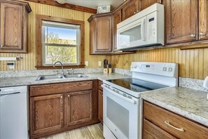 Kjøleskap, mikrobølgeovn, ovn og kokeplater