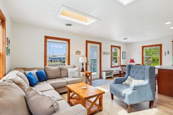 TV - Adorable beach box in the heart of Nags Head. Close to the beach or the sound! (Nags Head)