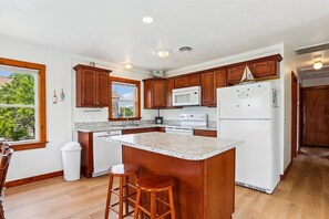 Fridge, microwave, oven, stovetop - Adorable beach box in the heart of Nags Head. Close to the beach or the sound! (Nags Head)