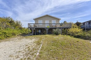 Exterior - Adorable beach box in the heart of Nags Head. Close to the beach or the sound! (Nags Head)