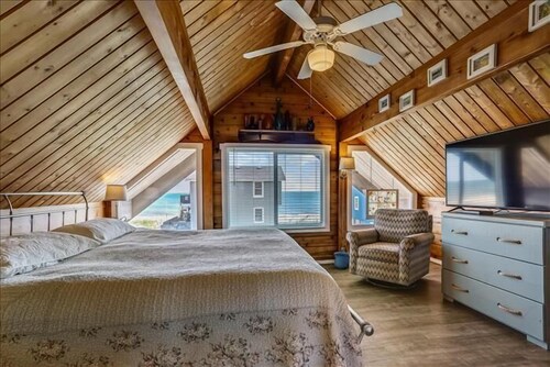 Semi-oceanfront with private pool, hot tub, & beautiful views! South Nags Head.