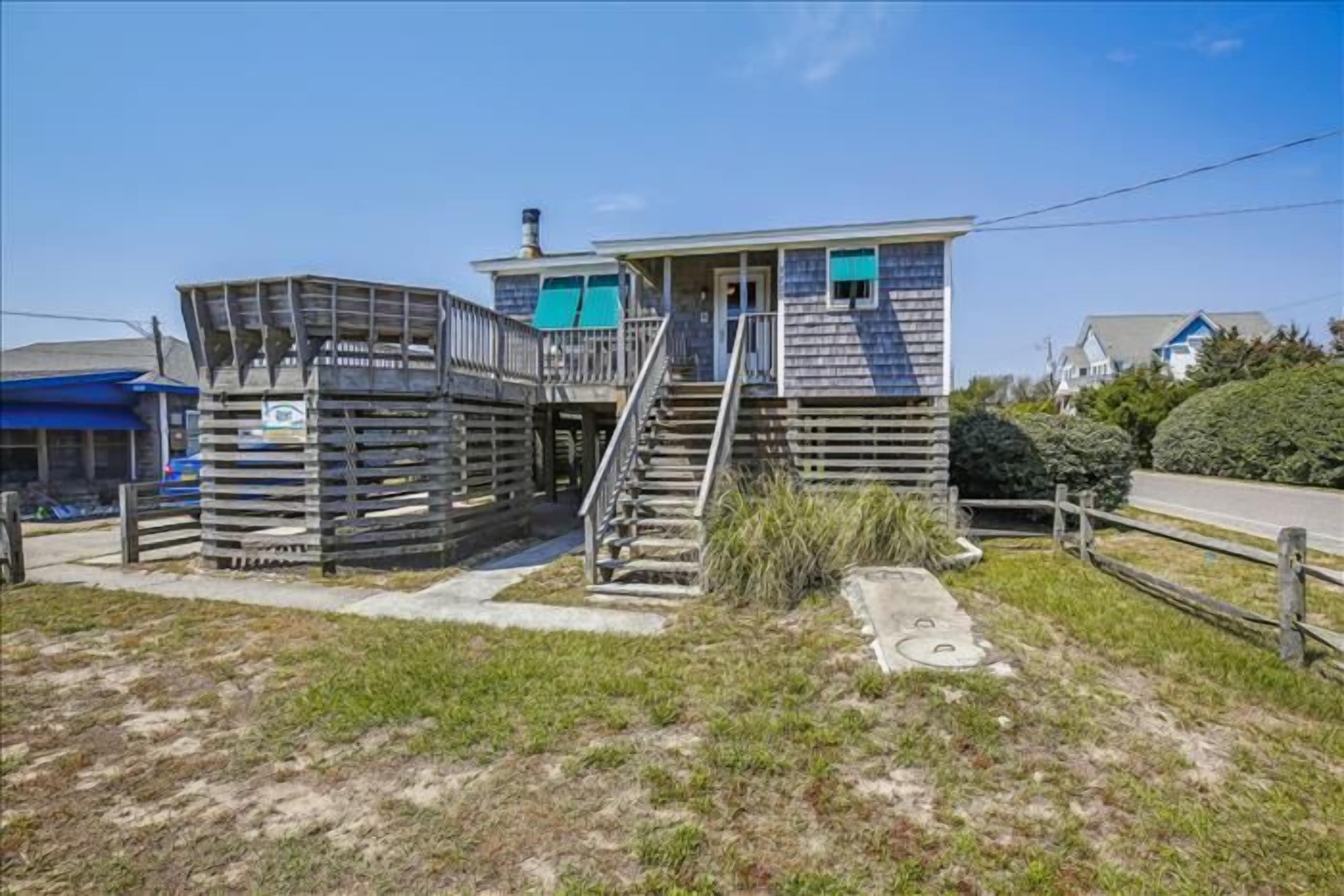 1 bedroom classic Nags Head cottage! Right across the street from the beach!