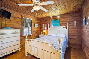 1 bedroom, free WiFi - 1 bedroom classic Nags Head cottage! Right across the street from the beach! (Nags Head)
