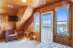 4 bedrooms, free WiFi - Historic old Nags Head next to Jockey's Ridge! Great views, walk to sound access (Nags Head)