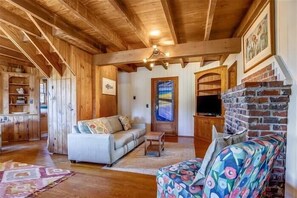 TV, fireplace, DVD player - Historic old Nags Head next to Jockey's Ridge! Great views, walk to sound access (Nags Head)