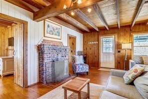 TV, fireplace, DVD player - Historic old Nags Head next to Jockey's Ridge! Great views, walk to sound access (Nags Head)
