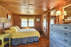 5 bedrooms, free WiFi - Classic Outer Banks style oceanfront home in Kill Devil Hills! (Kill Devil Hills)