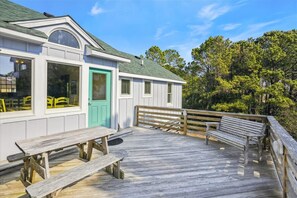 Outdoor dining - Soundside views in Nags Head! 4 bedroom cottage with tons of charm! (Nags Head)