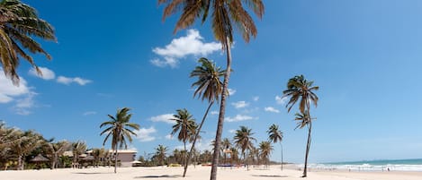 På stranden, hvit sand og strandhåndklær