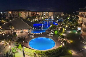 室外游泳池,池畔遮阳伞,日光浴躺椅