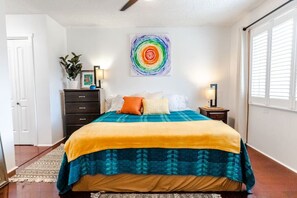 1 chambre, fer et planche à repasser, lit de bébé portatif