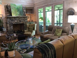 Smart TV, caminetto, lettore DVD, impianto stereo